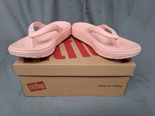 BOXED PAIR OF FITFLOP RELIEF RECOVERY TOE-POST SANDALS IN PINK UK SIZE 6