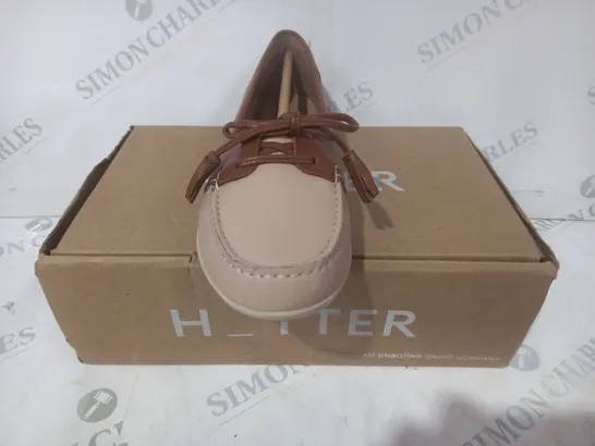 BOXED PAIR OF HOTTER LOAFERS IN CREAM/TAN UK SIZE 6
