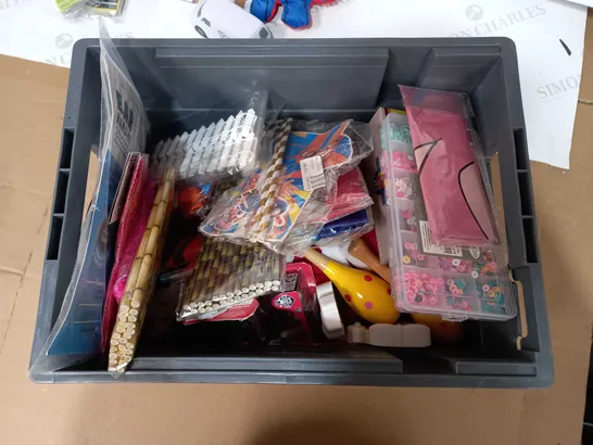 BOX OF APPROX 20 ASSORTED TOYS TO INCLUDE - VAN STRESS TOY, PHONICS FLASHCARDS, POKEMON CARDS ETC