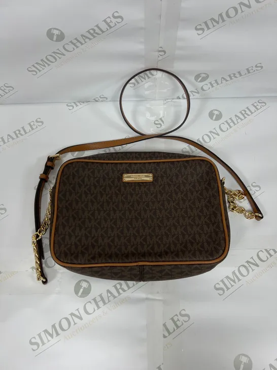 MICHAEL KORS SHOULDER BAG IN BROWN AND GOLD