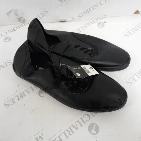 APPROXIMATELY 10 PAIRS OF GEORGE FLAT SHOES IN BLACK SIZE 11 