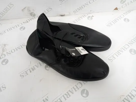 APPROXIMATELY 10 PAIRS OF GEORGE FLAT SHOES IN BLACK SIZE 11 