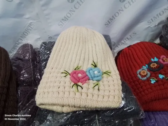 LOT CONTAINING LARGE AMOUNT OF BAGGED WOOLEN HATS IN VARIOUS COLOURS AND DESIGNS 