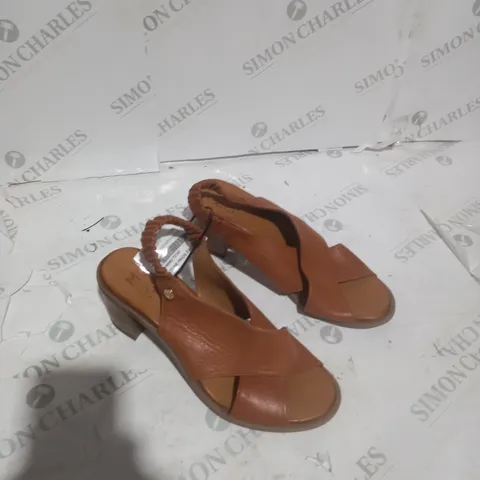 UNBOXED PAIR OF MODA IN PELLE LASSANDRA SANDALS IN TAN SIZE 8