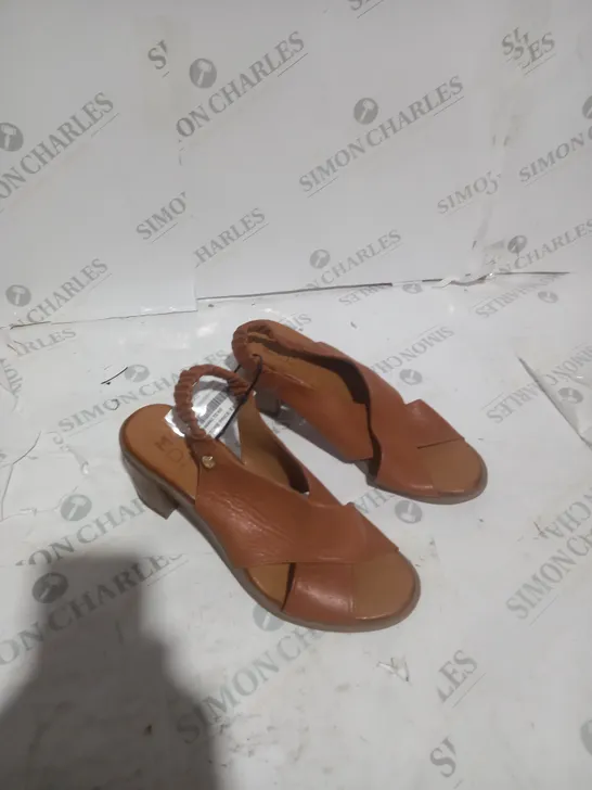 UNBOXED PAIR OF MODA IN PELLE LASSANDRA SANDALS IN TAN SIZE 8