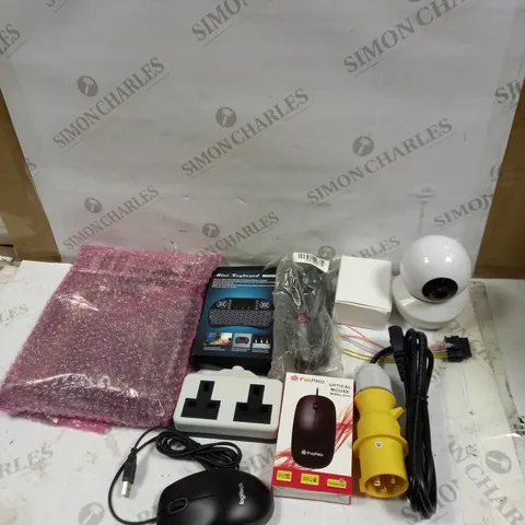 LOT OF ASSORTED ELECTRICAL ITEMS TO INCLUDE WEBCAMS. MOUSES AND PLUG SOCKETS