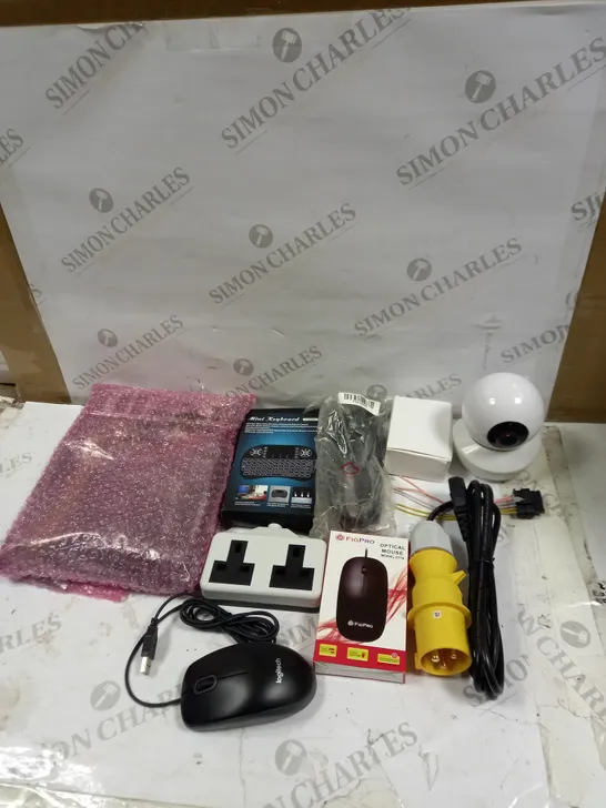 LOT OF ASSORTED ELECTRICAL ITEMS TO INCLUDE WEBCAMS. MOUSES AND PLUG SOCKETS