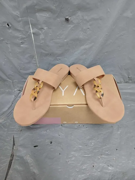 BOXED PAIR OF INYATI LEANDRA THONG STYLE SANDALS IN TOASTED NUT SIZE 6