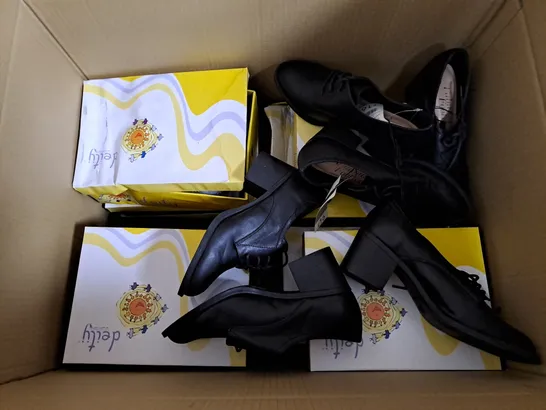 APPROXIMATELY 10 PAIRS OF ASSORTED SHOES TO INCLUDE BOXED AND UNBOXED HEELS AND BOOTS