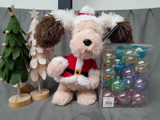 LARGE ASSORTMENT OF FESTIVE HOUSEHOLD AND DECORATIVE ITEMS TO INCLUDE DANCING SANTA DOG, FELT TREE DECORATION, PACK OF BAUBLES, ETC - COLLECTION ONLY