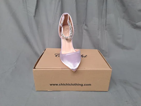 BOXED PAIR OF CHI CHI STILETTO HEEL COURT SHOES IN LILAC W. EMBELLISHED ANKLE STRAP SIZE 6