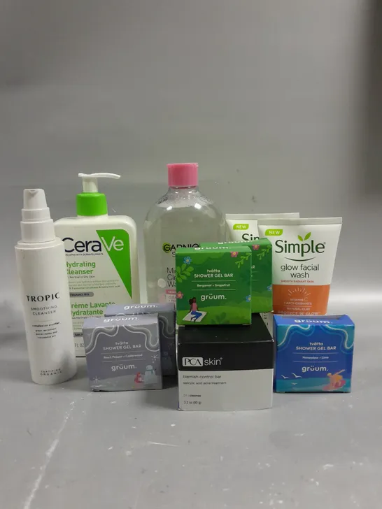 LOT OF APPROX 10 ASSORTED HEALTH AND BEAUTY ITEMS TO INCLUDE CERAVE HYDRATING CLEANSER (473ML), TROPIC SMOOTHING CLEANSER (120ML), SIMPLE GLOW FACIAL WASH (150ML), ETC. 