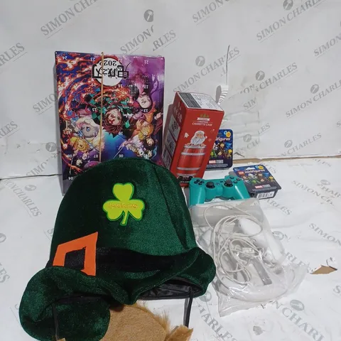 MEDIUM BOX OF ASSORTED TOYS TO INCUDE PLAYSTATION CONTROLLER, UNO CARDS AND NOVELTY HATS