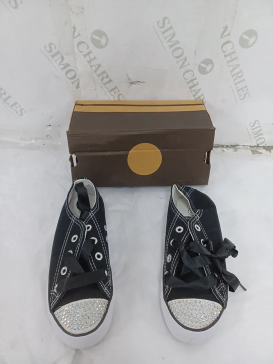 APPROXIMATELY 20 PAIRS OF BOXED DESIGNER JEWELLED FLAT TRAINER, BLACK IN VARIOUS SIZES 