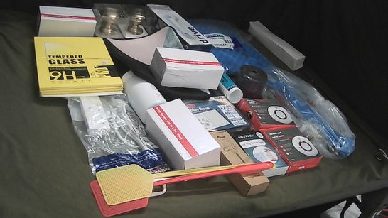 BOX OF ASSORTED HOMEWARE ITEMS TO INCLUDE EXTENSION BLOCK, SHOWER SUCTION CUP HANDLE, DECOY SECURITY CAMERAS 