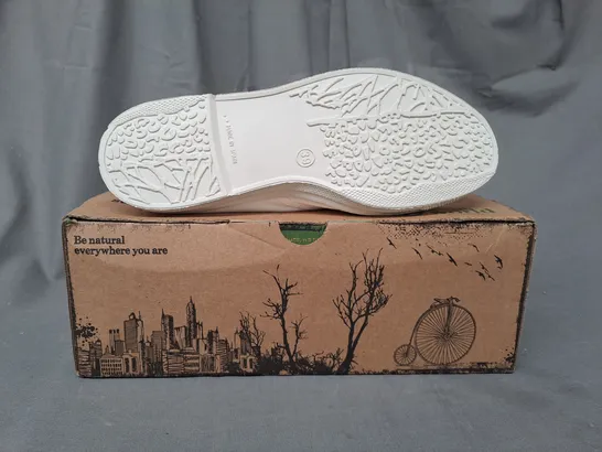 BOXED PAIR OF NATURAL WORLD CANVAS SNEAKERS IN WHITE EU SIZE 39