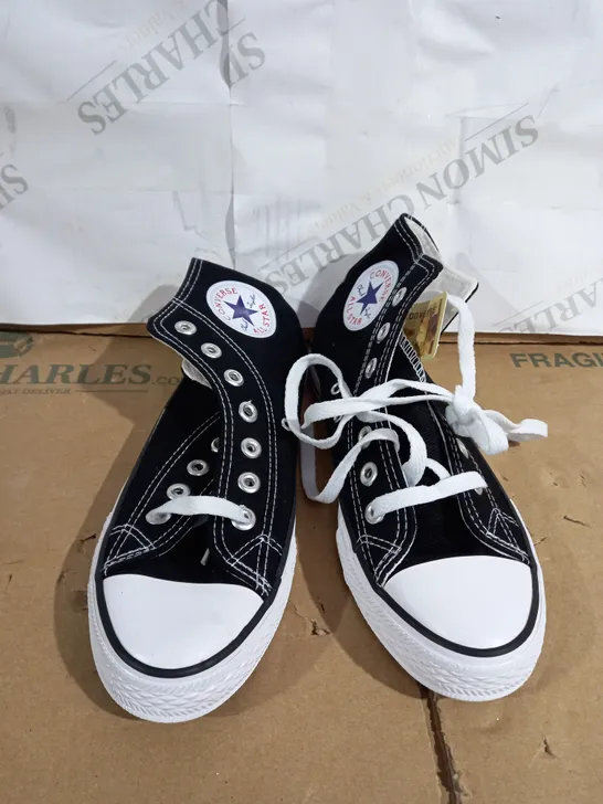 PAIR OF CONVERSE HIGH TOP SHOES SIZE 4.5