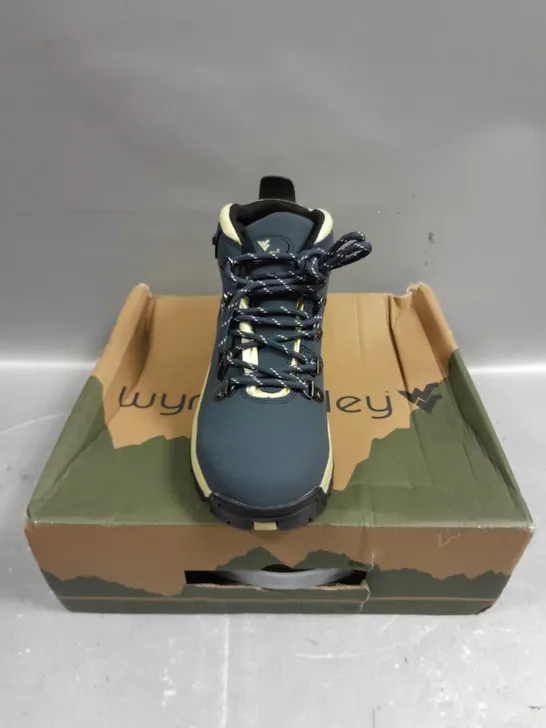 BOXED PAIR OF WYRE VALLEY BROOKIE WALKING BOOTS - 5