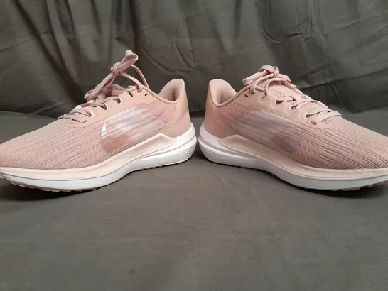 BOXED PAIR OF NIKE AIR WOMENS WINFLO 9 TRAINERS SIZE UK 6