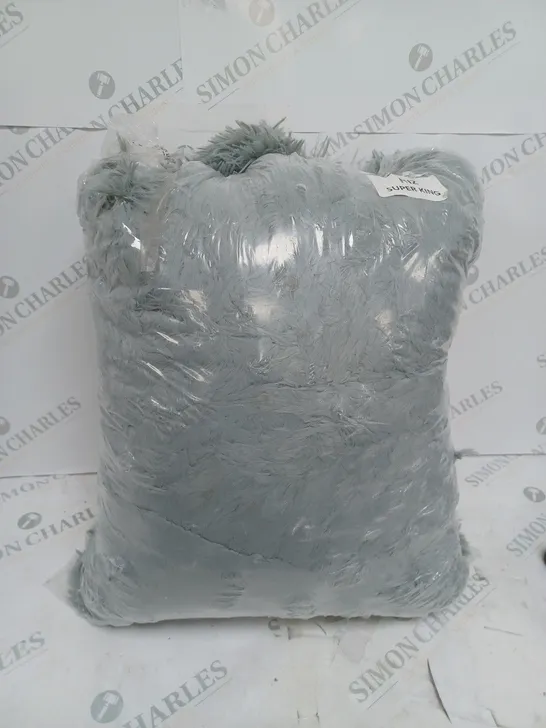 GREY FLUFFY BED SET IN GREY 4593113Simon Charles Auctioneers