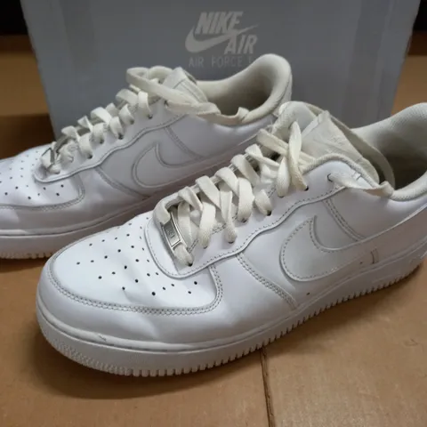 BOXED PAIR OF NIKE AIR FORCE 1 07 TRAINERS IN WHITE - UK 9