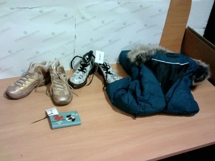 Lot 3611 LOT OF LARGE QUANTITY OF ASSORTED CLOTHING SHOES