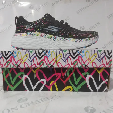BOXED PAIR OF SKECHERS GO RUN WOMEN'S TRAINERS IN BLACK/MULTICOLOUR SIZE 7