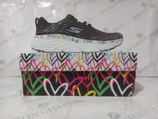 BOXED PAIR OF SKECHERS GO RUN WOMEN'S TRAINERS IN BLACK/MULTICOLOUR SIZE 7