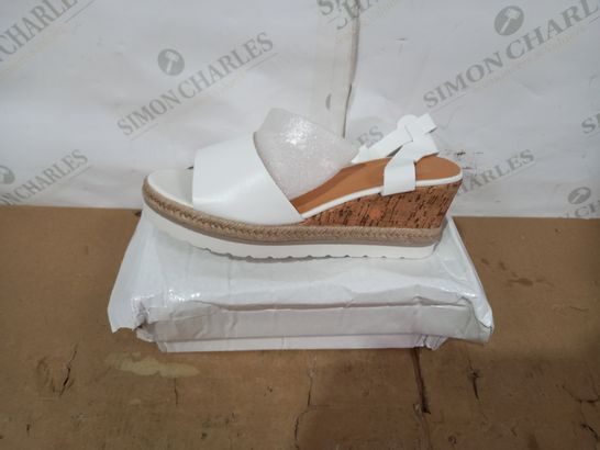 BOXED PAIR OF DESIGNER WHITE WEDGE SANDALS SIZE 39