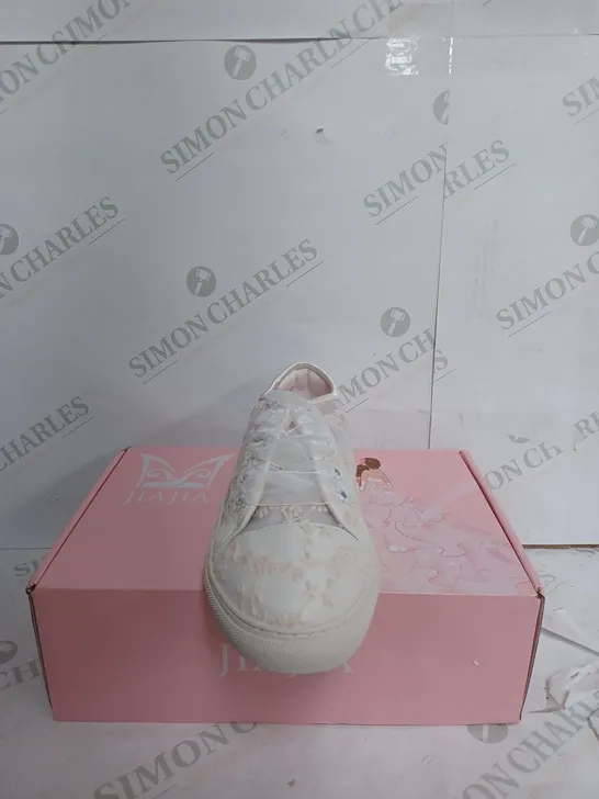 JIAJIA CLEAR WEDDING SHOES WITH FLOWER DESIGN - UK 5.5