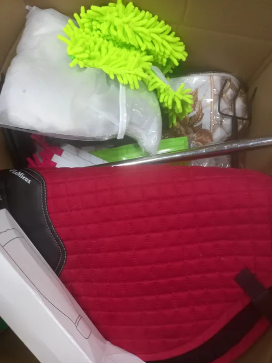 BOX OF APPROXIMATELY 15 HOUSEHOLD ITEMS TO CONTAIN MOP HEAD, BLACK METAL FLASK, SOFA COVER ETC 