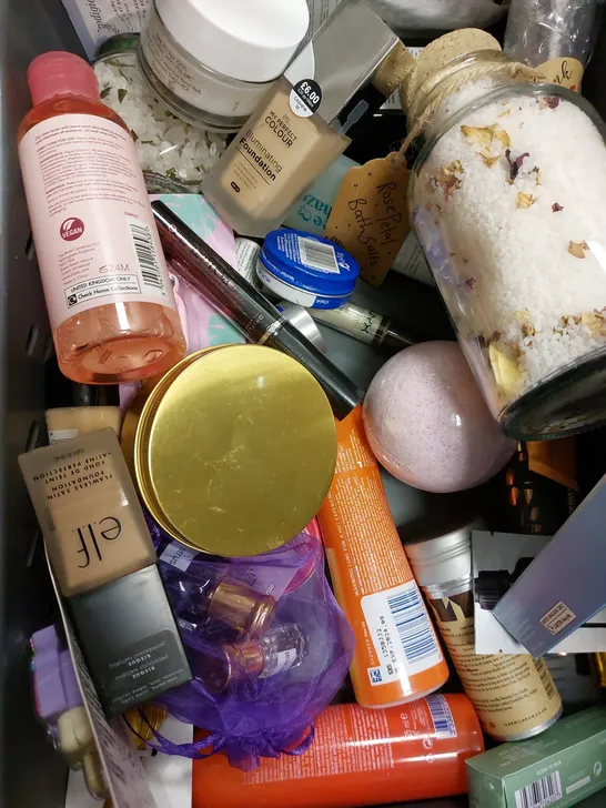 LOT OF APPROX 20 ASSORTED BEAUTY PRODUCTS TO INCLUDE CAUDALIE BEAUTY ELIXIR, BAREMINERALS BAREPRO FOUNDATION - 05 SATEEN, ORIGINAL SOURCE SHOWER GEL, ETC