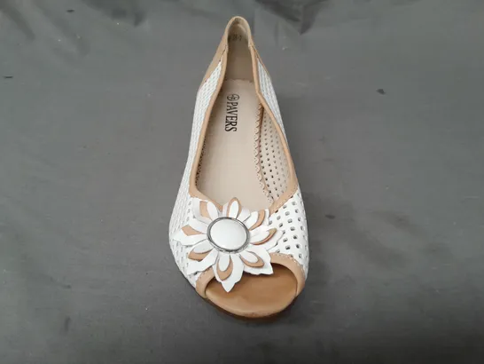 PAIR OF PAVERS PEEP TOE WEDGE HEEL SHOES IN WHITE/TAN W. FLORAL DETAIL SIZE 5