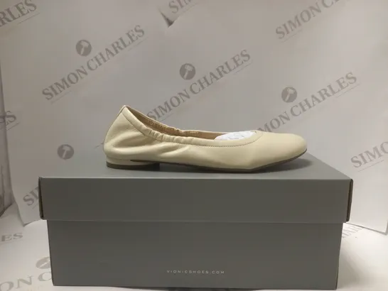 BOXED VIONIC CREAM FLATS - SIZE 4