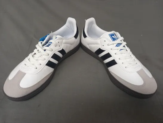 BOXED PAIR OF ADIDAS SAMBA SHOES IN WHITE/BLACK UK SIZE 6.5