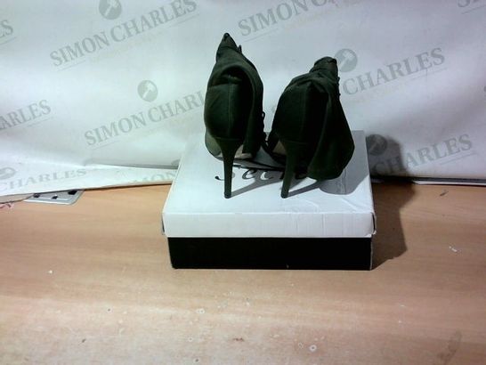 BOXED PAIR OF SECRET HIGH HEELS SIZE 8