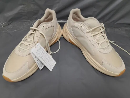 PAIR OF ADIDAS OZELLE SHOES IN CREAM UK SIZE 10