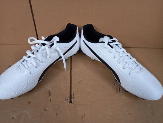 BOXED PAIR OF DESIGNER FOOTBALL TRAINERS IN WHITE/BLACK SIZE 9