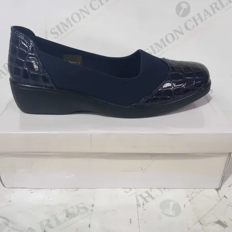 BOXED PAIR OF DESIGNER TEXTURED SLIP-ON COMFORT SHOES IN NAVY SIZE 6