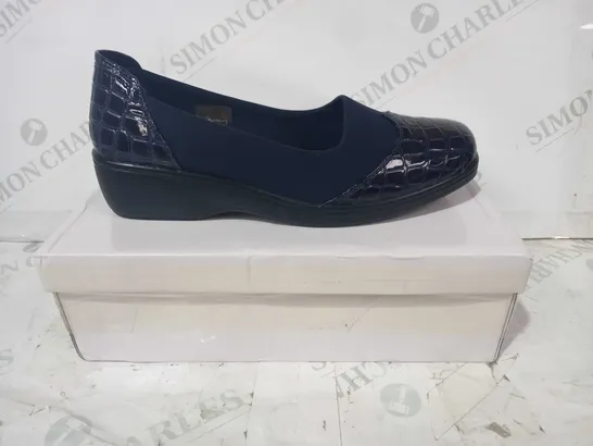 BOXED PAIR OF DESIGNER TEXTURED SLIP-ON COMFORT SHOES IN NAVY SIZE 6