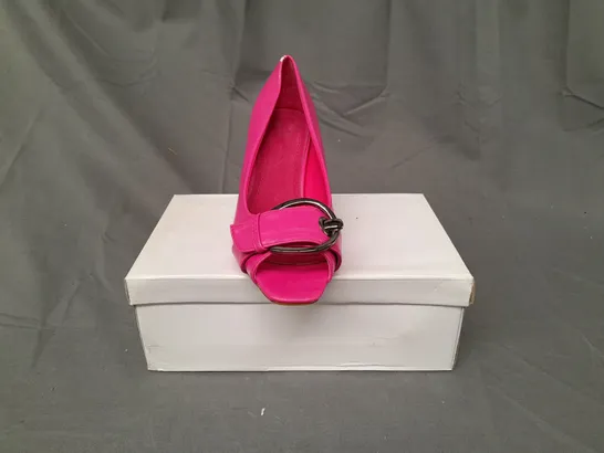 BOXED PAIR OF DESIGNER OPEN TOE MID HEELED SHOES IN FUCHSIA EU SIZE 38