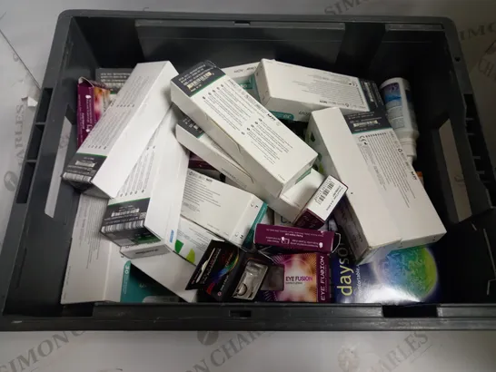 BOX OF APPROX 15 ASSORTED ITEMS INCLUDING DAYSOFT DISPOSABLE CONTACT LENSES, EYE FUSION LENSES AND EASYVISION LENSES