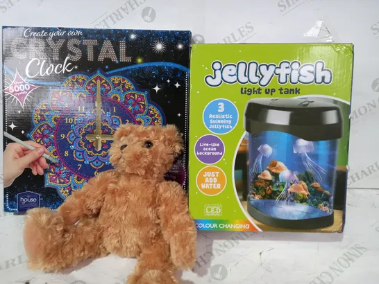 BOX OF APPROXIMATELY 10 ASSORTED TOYS AND GAMES TO INCLUDE CREATE YOUR OWN CRYSTAL CLOCK, JELLYFISH LIGHT UP TANK, CAMPUS CLOTHING TEDDY, ETC