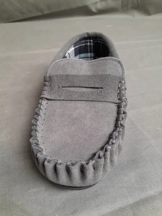 BOXED PAIR OF PAVERS GALOP GREY SLIPPERS SIZE UK 6