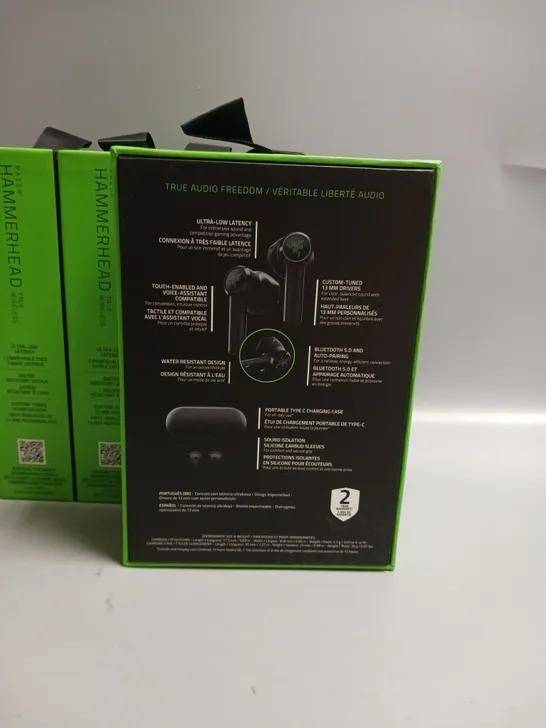 LOT OF 5 BOXED RAZER WIRELESS HEADPHONES IN BLACK AND GREEN INCLUDES CHARGING CASE, CABLE AND WRIST STRAP