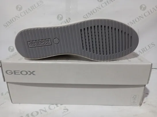 BOXED PAIR OF GEOX SHOES IN WHITE/SILVER UK SIZE 4