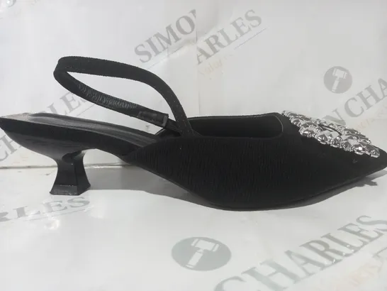 BOXED PAIR OF DESIGNER CLOSED POINTED TOE LOW HEEL SHOES IN BLACK W. METALLIC SILVER DETAIL EU SIZE 38