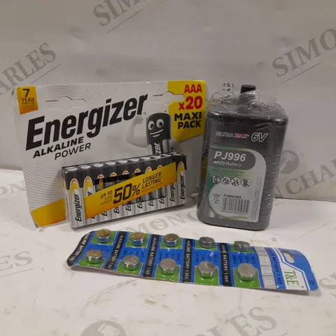 BOX OF APPROXIMATELY 30 ASSORTED PACKS OF BATTERIES TO INCLUDE T&E ALKALINE BATTERIES (1.55V), ULTRA MAX 6V HEAVY DUTY BATTERY, AAA ENERGIZER MAXI PACK 