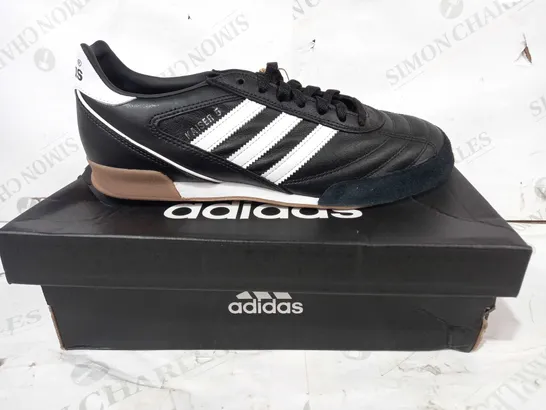 BOXED PAIR OF ADIDAS KAISER 5 GOAL SHOES IN BLACK/WHITE UK SIZE 9