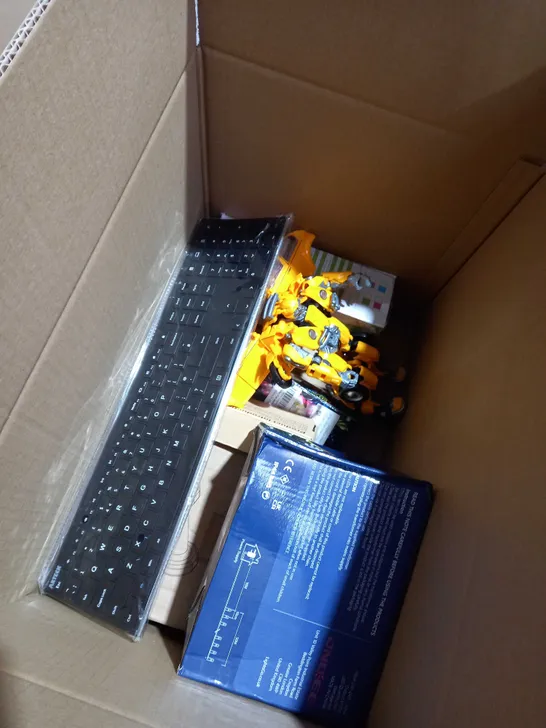 BOX OF APPROXIMATELY 5 ASSORTED ITEMS TO INCLUDE 1KG DUMBBELL SET, BUMBLEBEE ACTION FIGURE, KEYBOARD ETC 